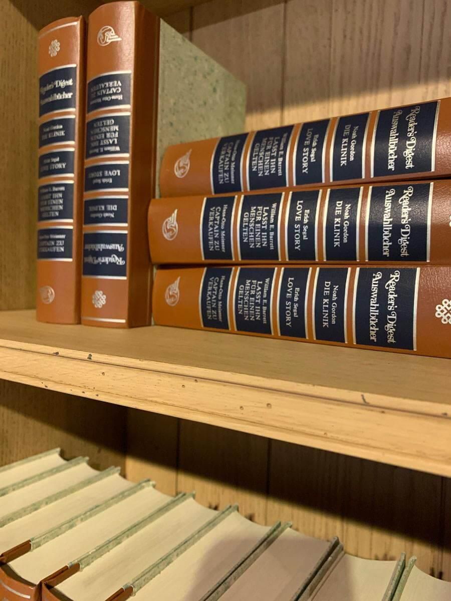 Schrank Ateliers Holz Eiche Natur Grau Beige Lackiert mit Glasfronten