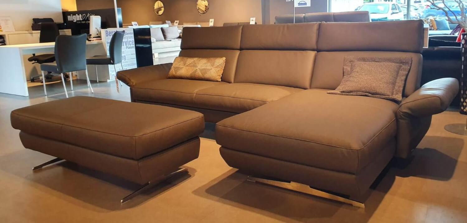 Ecksofa Lemy Leder Braun Carbone mit Hocker, Kissen und Armlehnfunktion | 2-Sitzer-Sofas | SOFAS ...