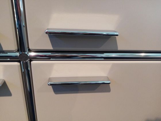 Highboard MLQE Beige Seidenmatt mit 4 Glas-Fachböden und Stahlror