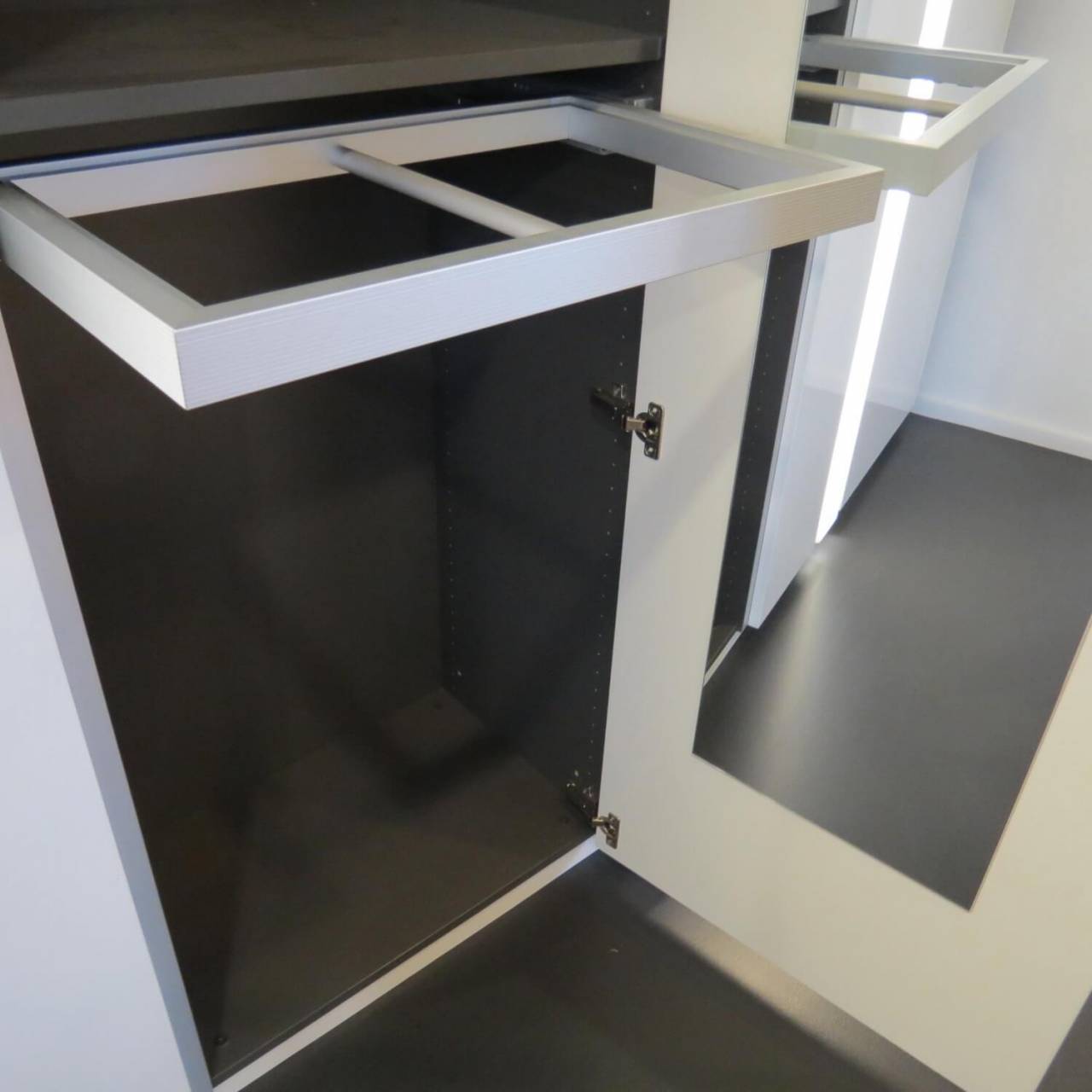 Stripes Schrank 107 Weiß Hochglanz mit Sitznische 476x240x46 | NEU