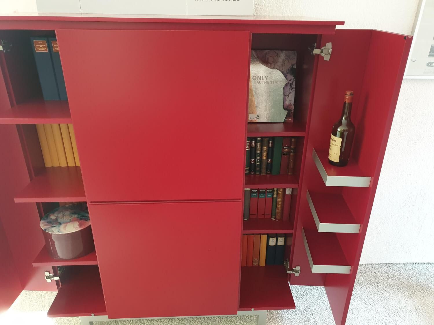 Schrank Plain Lack Matt Rot 4-türig – Möller Design – Schränke & Regale