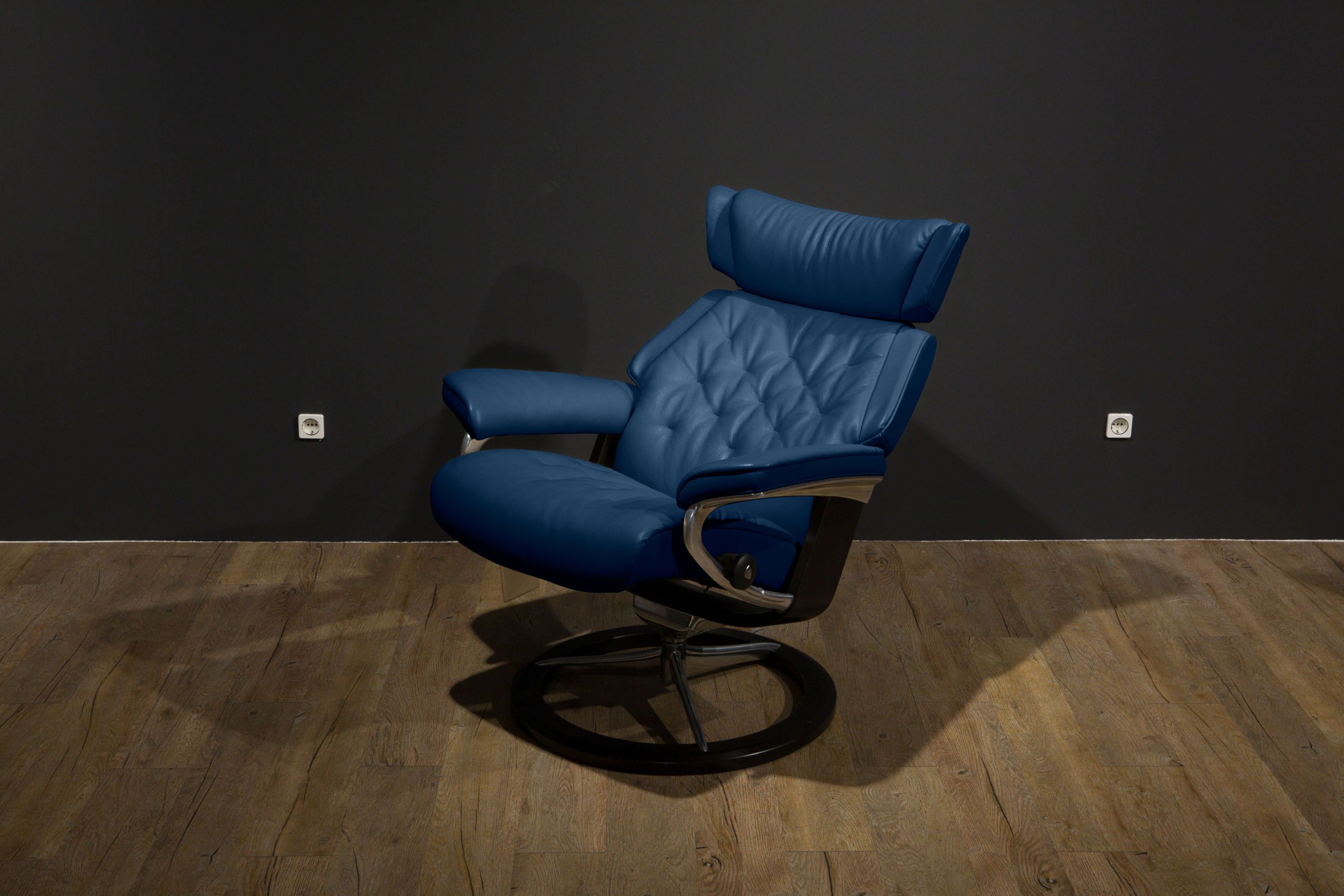 Sessel Skyline M Leder Blau Cori Signature mit Hocker – Stressless