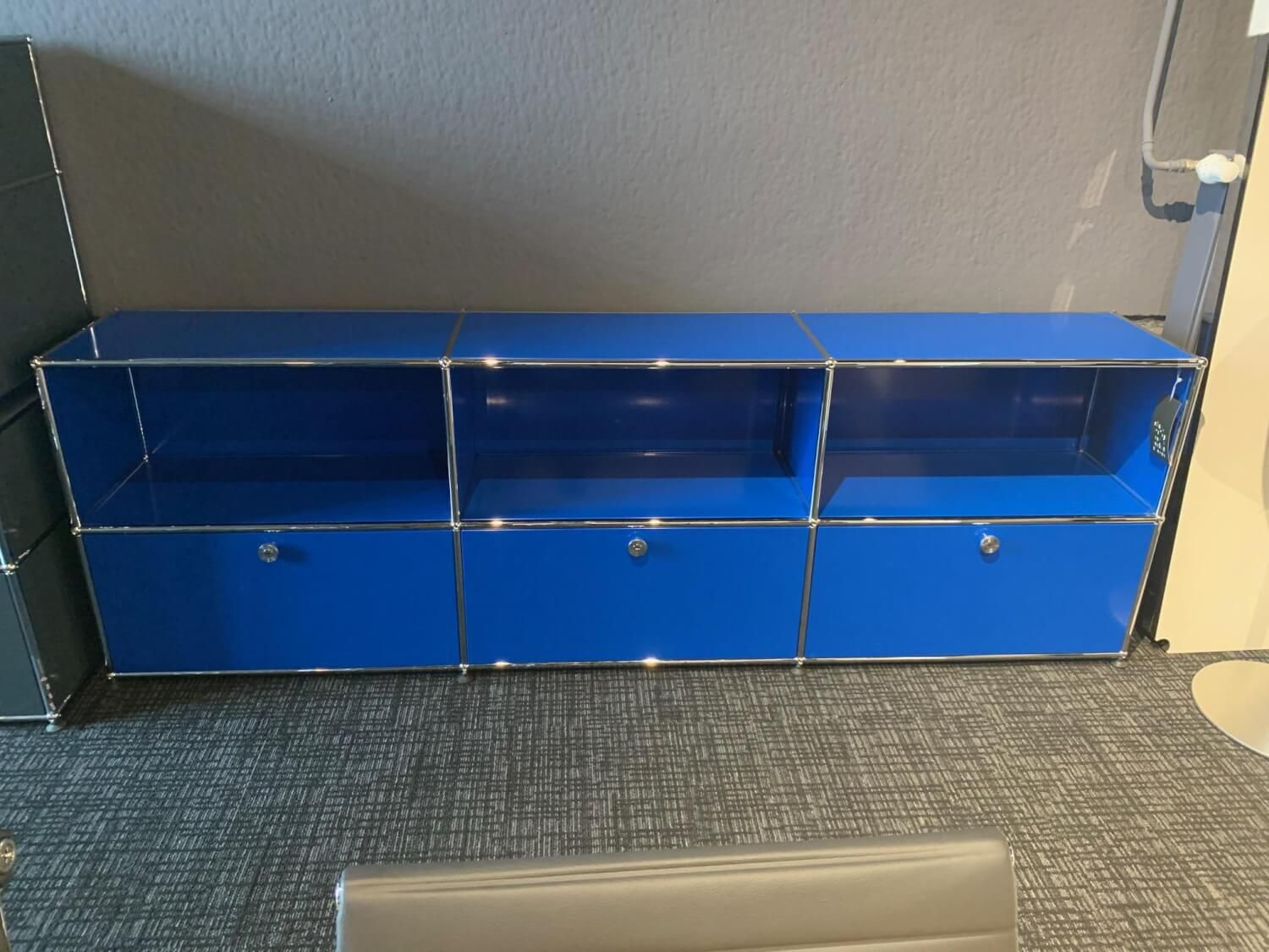 Sideboard Stahlblau mit drei Klappen | USM Haller | MARKEN | MöbelFirst