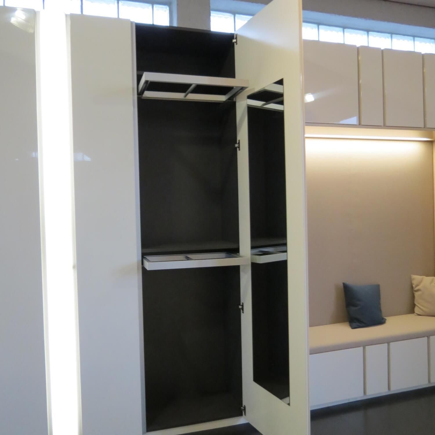 Stripes Schrank 107 Weiß Hochglanz mit Sitznische 476x240x46 | NEU