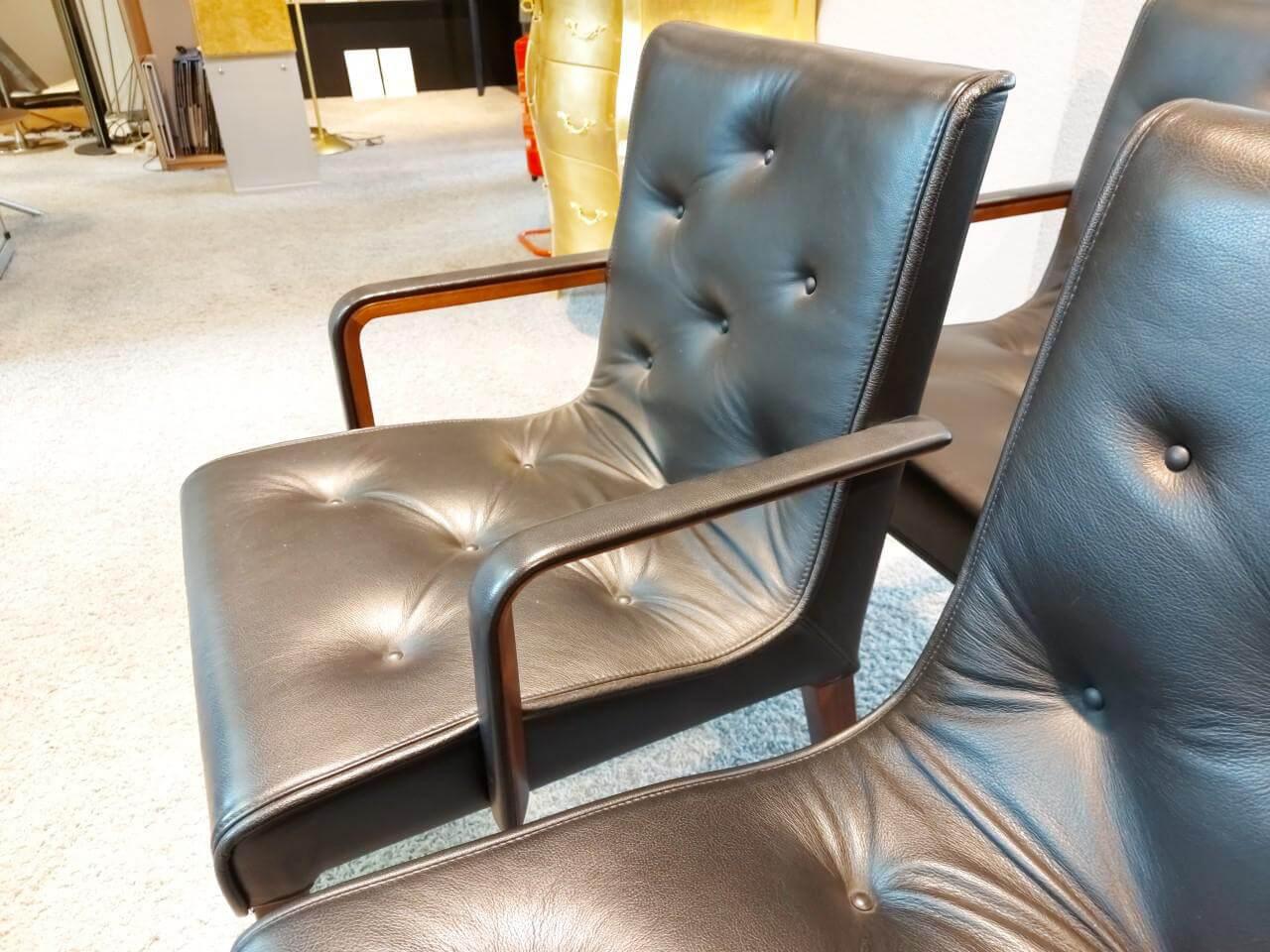 6er-Set Stuhl Leslie Leder Schwarz Füße Braun Geölt – Wittmann – Stühle