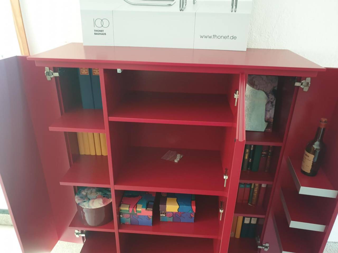 Möller Design Schrank Plain Lack Matt Rot | MÖBELFIRST.DE
